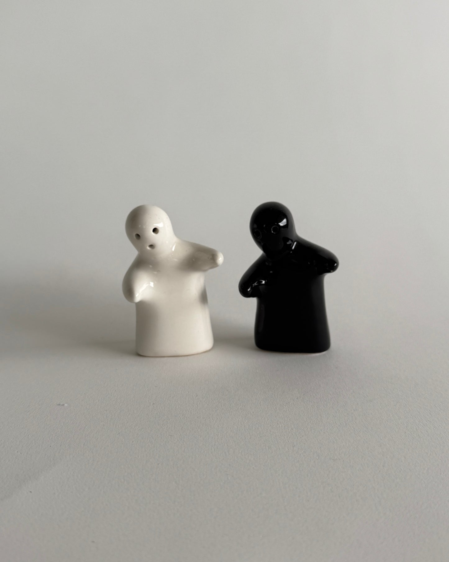 Hugging Salt & Pepper Shaker