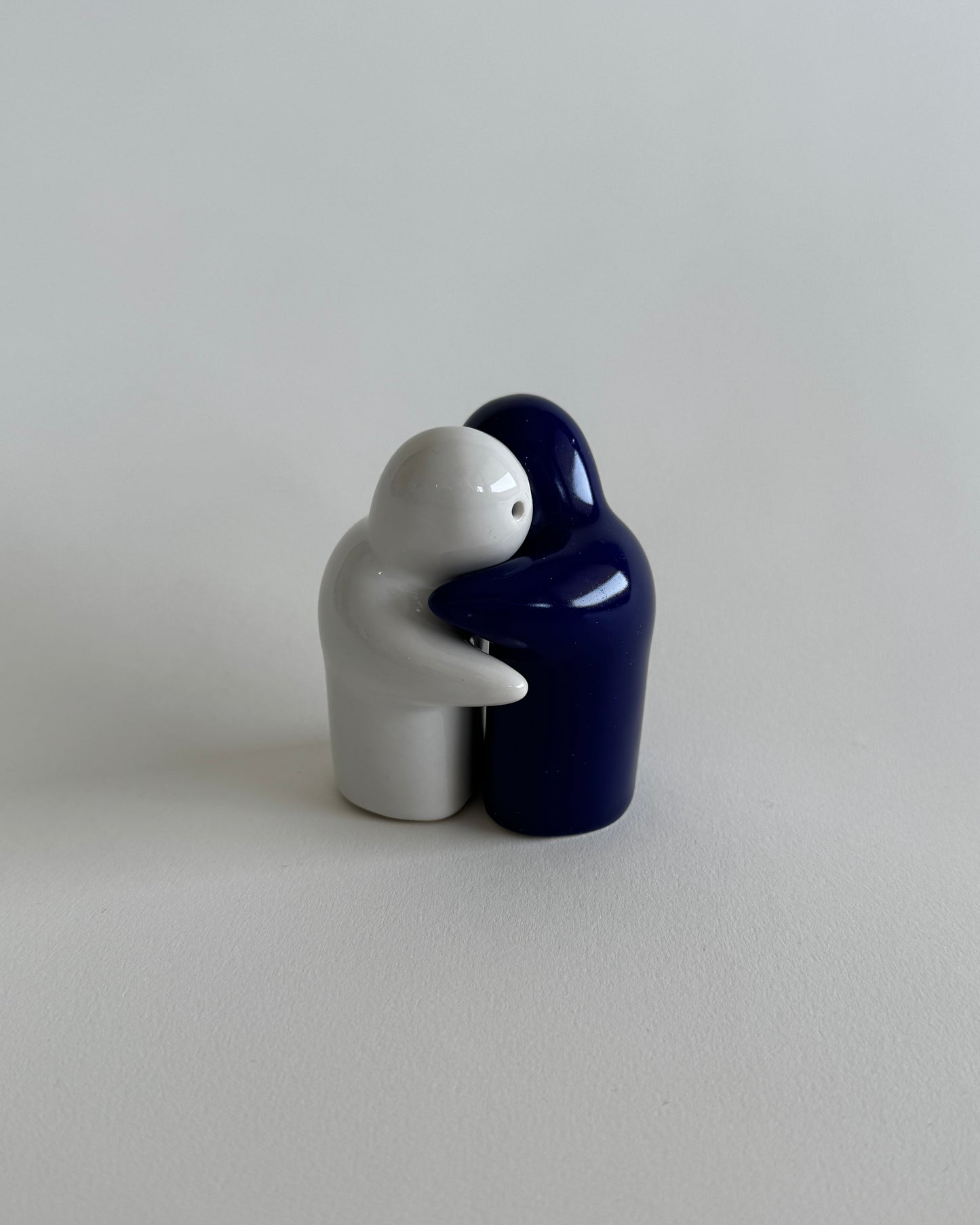 Hugging Salt & Pepper Shaker