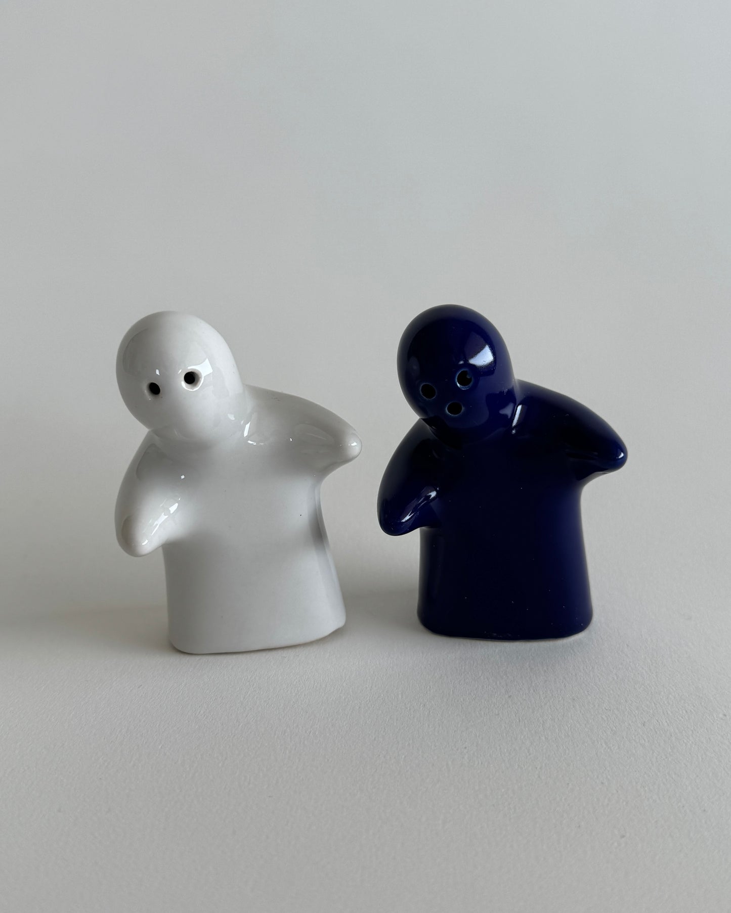 Hugging Salt & Pepper Shaker