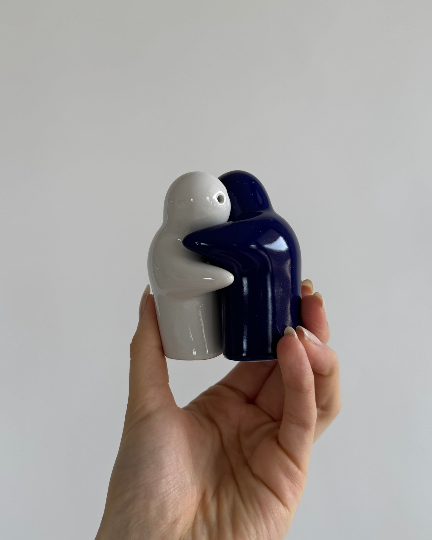 Hugging Salt & Pepper Shaker