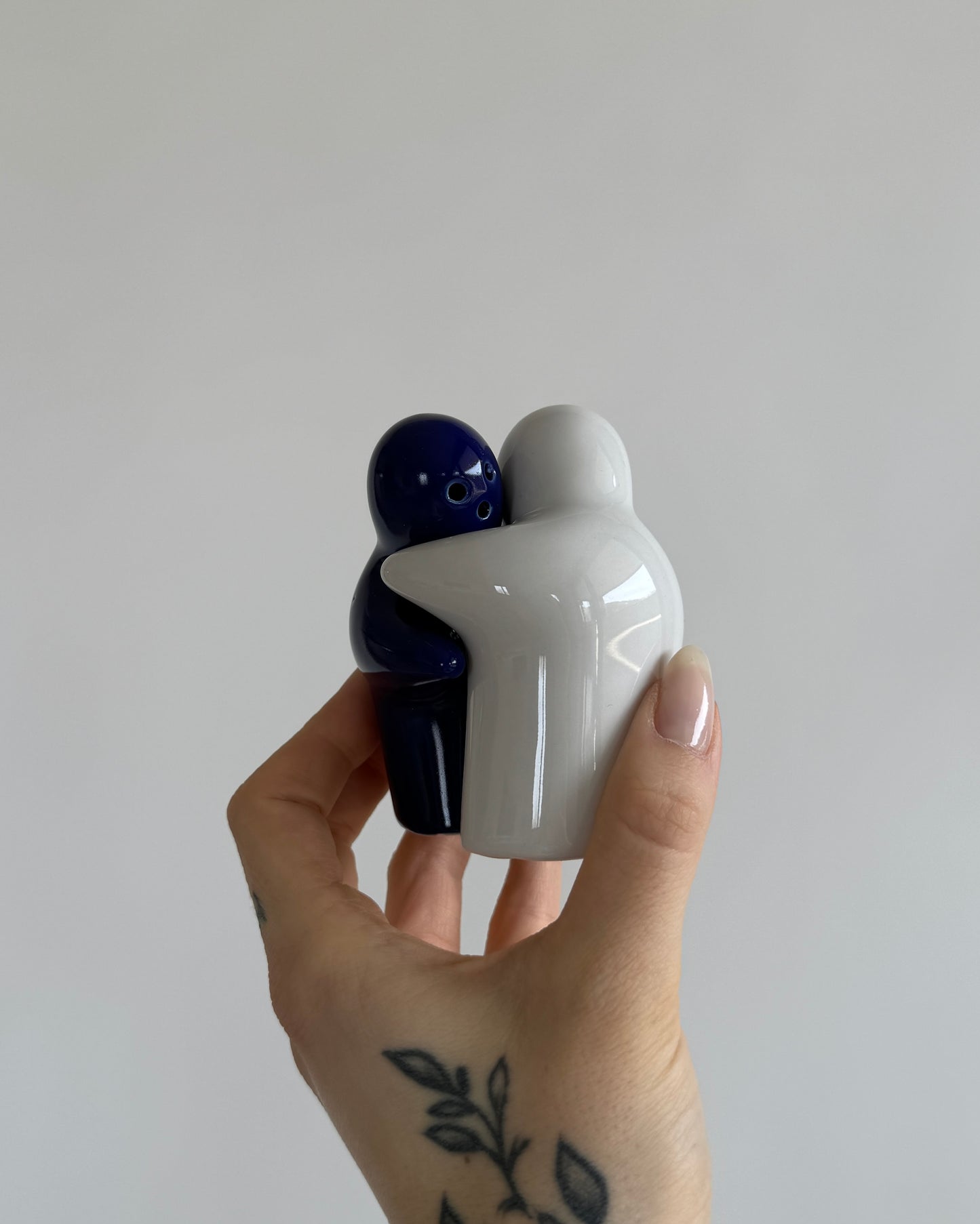 Hugging Salt & Pepper Shaker